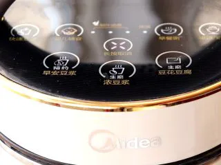 米香玉米汁(豆浆机版),按下婴儿辅食或者豆浆键 tips:具体根据自家豆浆机操作即可,一般婴儿辅食或者婴儿米糊这类的键,打出来的汁比较细腻一些