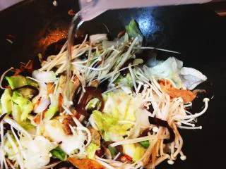 台灣傳統小吃 - 白菜滷,加入開水(因家人習慣舀湯汁淋在白飯上,所以我會再加些開水,依個人喜好水可加可不加)