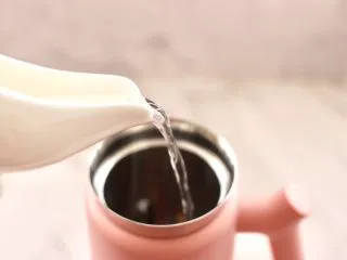 核桃花生红枣露,这个时候破壁机里倒入纯净水。