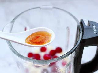 苹果蔓越莓奶昔,放入蜂蜜，不喜欢蜂蜜的可以换成白糖或是冰糖，看个人喜好哟。