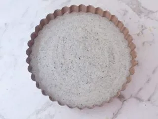 芝麻酸奶水果冻,把拌匀的芝麻酸奶倒入学厨模具中