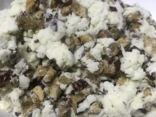 老北京清真小吃-糖卷果,戴上一次性手套将面粉和切碎的枣放到山药碎里抓匀,至无干粉,山药不再粘手。此步骤不要放水,不要放水,不要放水。(重要的事情说三遍!)