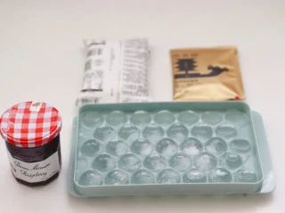 树莓果酱拿铁,首先备齐所有的食材。