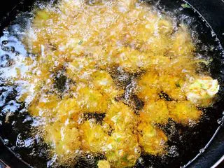 酥炸萝卜丝丸,锅中倒入适量油加热油温至八成热成热放入萝卜丝丸炸起来