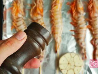 承味普罗旺斯迷迭香烤虾,在虾的上边加入少量的黑胡椒