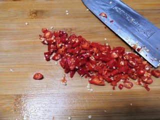 美味小吃,老坛酸辣鸡爪,辣椒切成小粒粒