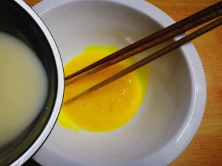 健康电饭锅蛋糕,倒入乳酸菌饮品拌匀