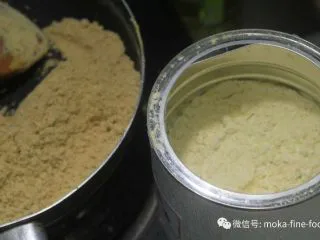 老北京小吃之“驴打滚”,左边是炒熟的黄豆粉,右边是生的,对比一下就清楚了。