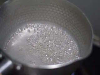 老北京小吃之冰糖葫芦,糖泡变多,泡泡由大变小就离成功不远了。