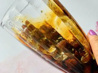 脏脏珍珠奶茶,做好的珍珠糖，倒入杯中，杯子倾斜45度角转动杯子让糖浆挂在杯壁上。