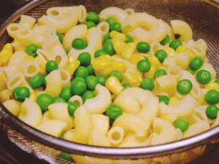 秘制异国风味鸡胸肉腌料&绝佳搭配 （减肥必备）,煮开一锅水 放入一杯意大利面和速冻玉米青豆 加两小勺盐 煮开后 闷十分钟 捞出浸冷水里 才能保证Q弹口感