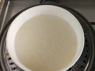 老北京小吃艾窝窝,然后把糯米洗净,然后倒入漠过米的水1厘米,然后放入蒸锅蒸45分钟拿出。
