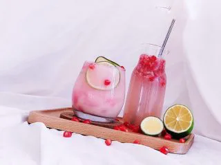 百变水果:粉红气泡水, 最后取完汁的石榴籽不要直接丢掉 重复刚刚的步骤依旧可以调出完美的粉红气泡水哦