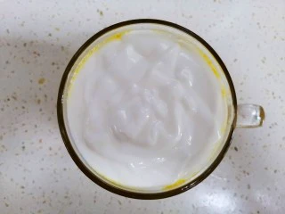 自制芒果奶昔,再倒入自制浓稠酸奶