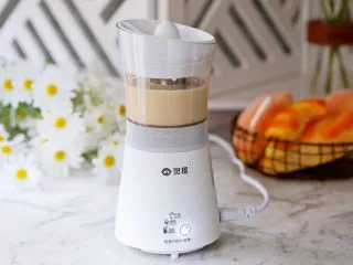 茶冻撞珍珠奶茶,盖上茶网，启动奶茶功能开始制作奶茶