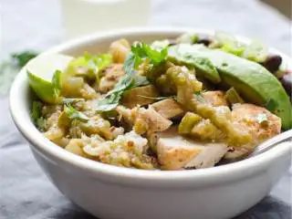 辣墨西哥风味蛋白质碗,上菜并享用吧。