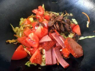 天津特色小吃 蔬菜烩饼,放入西红柿、酱鸡胗、烤里脊。