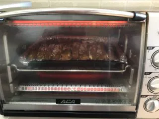 东北风味 密制香辣大肋排,再把烤盘放入烤箱,上下火200W,烤10分钟