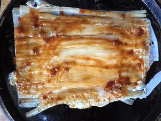 街边小吃一东北烤冷面,刷酱