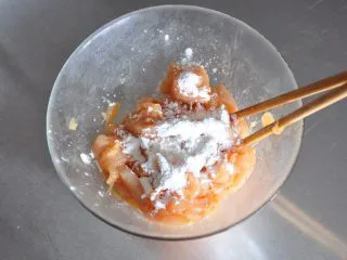 街头小吃自己做---香酥无骨鸡柳,在加玉米淀粉混合均匀。