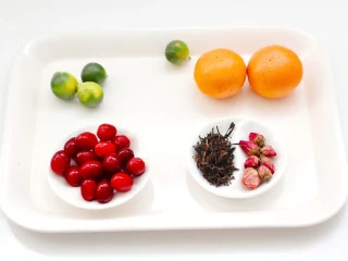 蔓越莓沃柑冷萃果茶,首先备齐所有的食材。