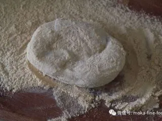 老北京小吃之“驴打滚”,糯米面团按扁,两面裹上熟黄豆粉。在糯米面团不烫手的时候最好操作,我是蒸好以后第二天做的,擀面的时候明显没有热的时候轻松。