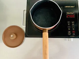 脏脏珍珠奶茶,100克的水加入奶锅中。