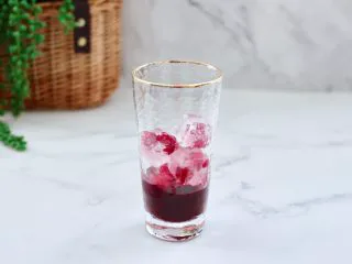 蔓越莓桑葚气泡水,杯中再加入冰冻好的的一半蔓越莓果冰块。
