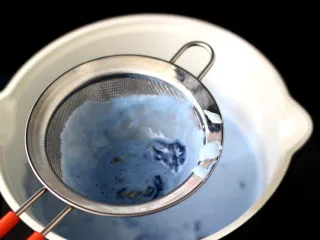 蓝蝴蝶奶冻西米露,大火烧开后煮至变色，过滤一下。