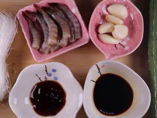 丝瓜换种新鲜做法，比炒蛋还要好吃百倍,准备食材：丝瓜、粉丝、虾仁。配料：生抽、耗油、盐、油、白糖。将所有食材准备好，洗净后备用。