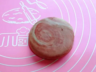 中式甜点～蜜豆桃花酥,收口包好，把收口朝下。