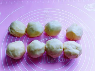 俄罗斯提拉米苏#异国美食#,30分钟后取出面团，分割8等份，揉圆。