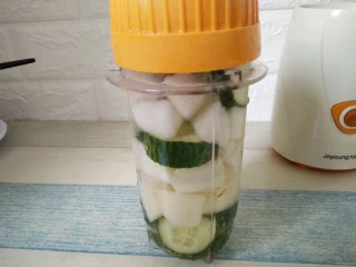 青瓜蜂蜜梨子汁,盖上盖子