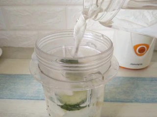 青瓜蜂蜜梨子汁,倒入适量的凉开水