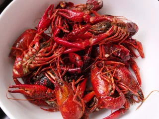 别为风情的龙虾,炒成变色就可以了。搞出来然后热锅热油