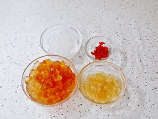 桃胶皂角米雪燕羹,泡发的桃胶，用清水冲洗掉上面的杂质。清洗干净的桃胶，呈漂亮的琥珀色，晶莹剔透。皂角、雪燕也用清水冲洗干净备用