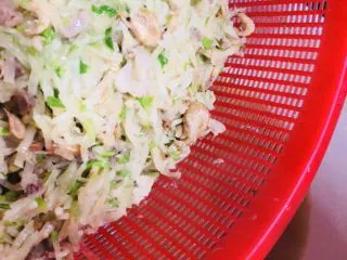 客家小吃:蒜苗粿(葫粄)➕菜头粄,沥去汤汁