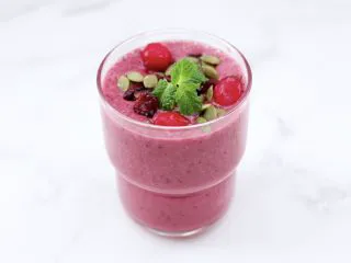 香蕉蔓越莓奶昔,再放上几款蔓越莓鲜果,用薄荷叶点缀一下。