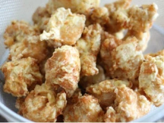 街头名吃炸鸡块,油热后炸鸡块，金黄后捞出