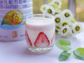 两分钟自制超nice的草莓奶昔,非常漂亮。