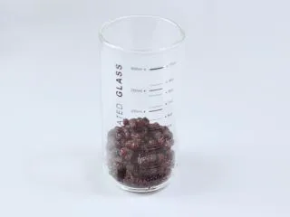 蜜豆椰奶冰果冰咖啡,把蜜豆放入杯子底部。