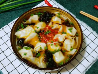 #地方特色小吃# 自制龙抄手,放上辣椒酱(酱的做法已发菜谱,可查看),再撒些葱花