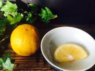 美丽的水果饮品,切几片柠檬,去籽,随后再一切二。柠檬先用冷水加环保酵素浸十分钟,拿出来后,用盐擦一下,再用水冲干净即可。