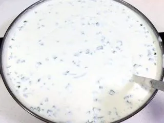 福建小吃—油饼,继续把豆米浆搅拌均匀。