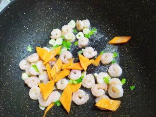 西兰花炒虾仁,胡萝卜片