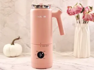 核桃花生红枣露,这个时候接通臻米迷你破壁机的电源，启动米糊模式，开始打糊，这款机器是小身材大能量，智能控温，三层隔音防烫设计，美味安心随享，切记机座与搅拌杯的上下线，一定要对正哟。