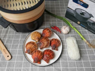 蒜蓉粉丝蒸扇贝,准备食材。