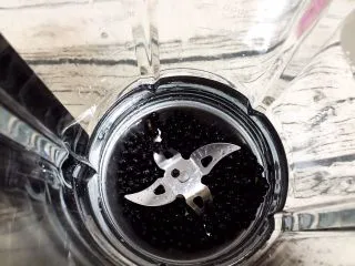 黑豆黑芝麻浆,黑豆放入破壁机中