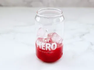 蔓越莓草莓花茶饮,杯中再加入冰冻好的的大半冰块。