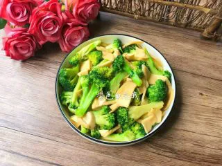 杏鲍菇炒西兰花,成品图三